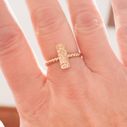 Twisted floral vertical ring